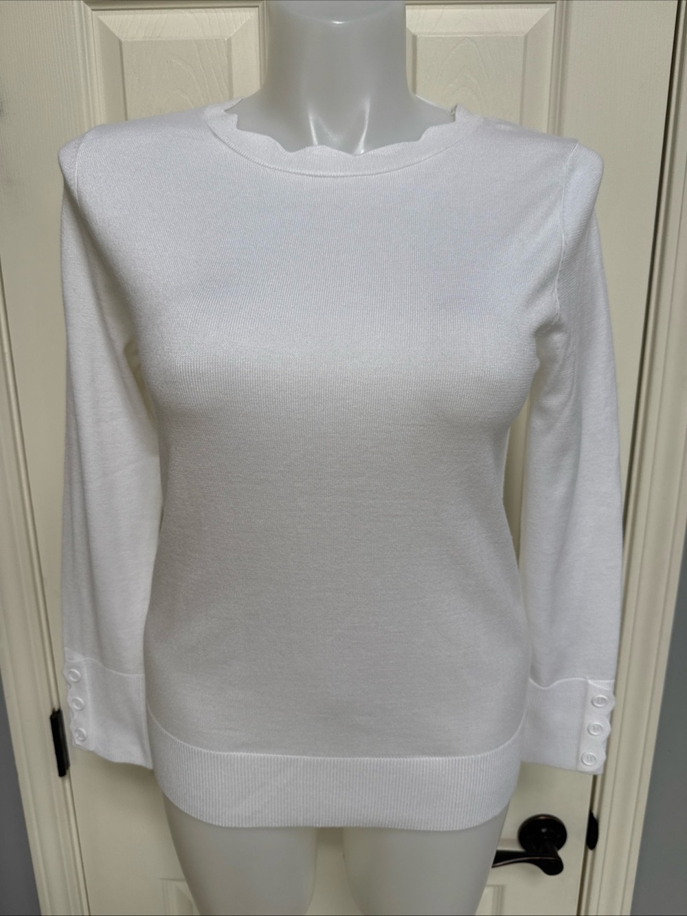 CABLE & GAUGE Sweater Scallop Neck L/S White Cozy Casual button sleeve sz L NEW